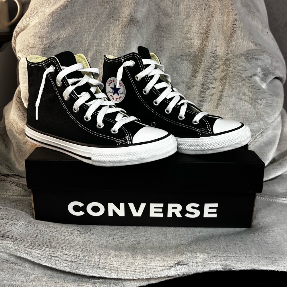 Youth 3 converse perfect condition!